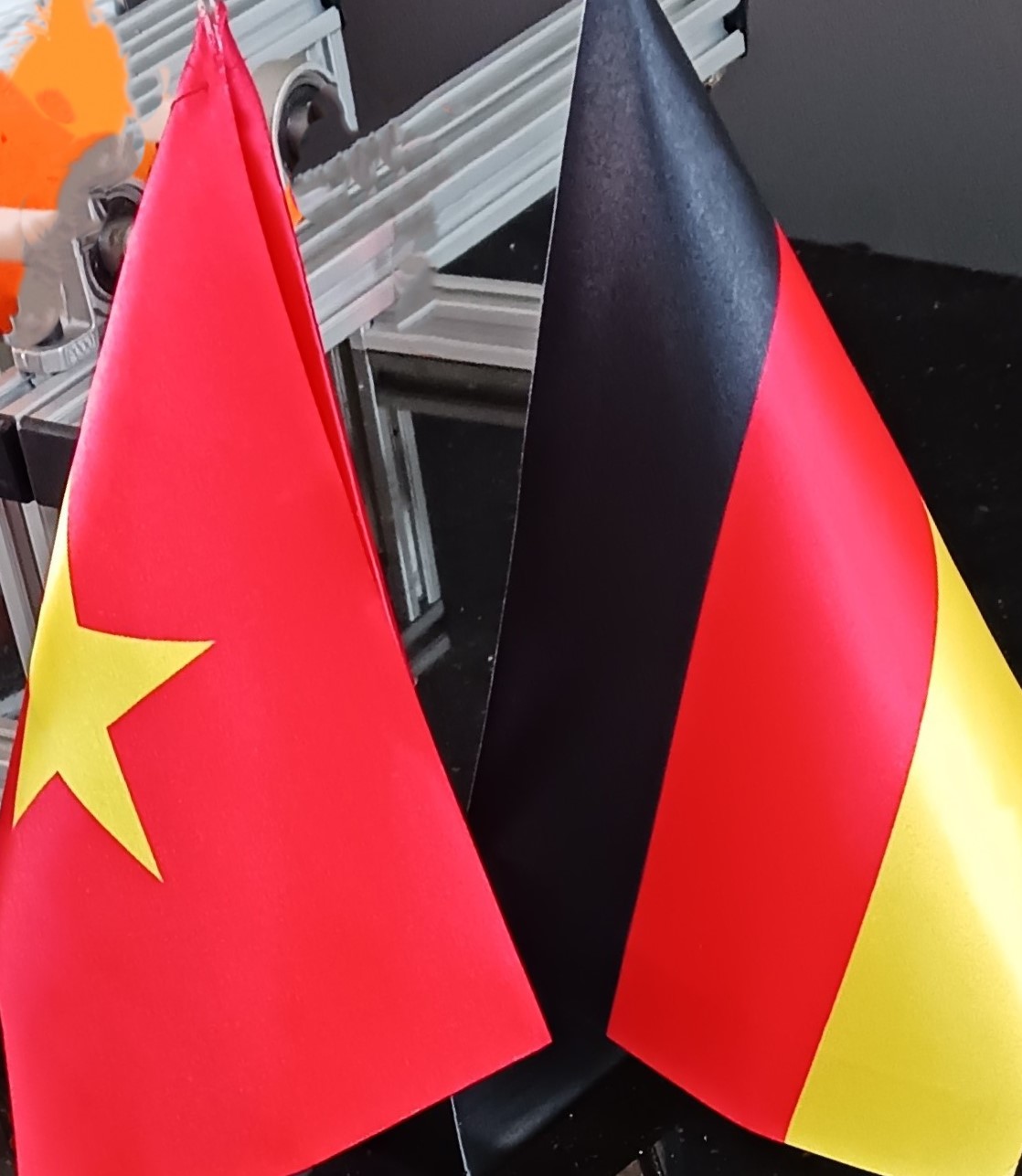 Deutsche und vietnamesische Flagge