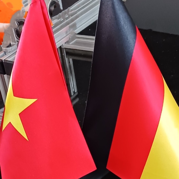 Deutsche und vietnamesische Flaggen