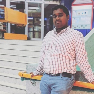 Das Bild zeigt Dilip Arul Prakash, einen internationale Studenten der Fakultät 5, in einem Gebäude der Universität Stuttgart.