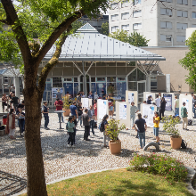 View of the AISA Summer Festival 2023 in the courtyard at Universitätsstraße 32 (cropped).
