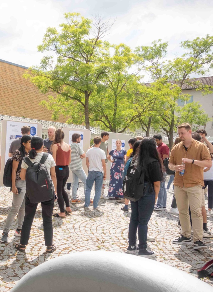Visitors to the AISA Summer Festival 2023 in the courtyard of Universitätsstraße 32.