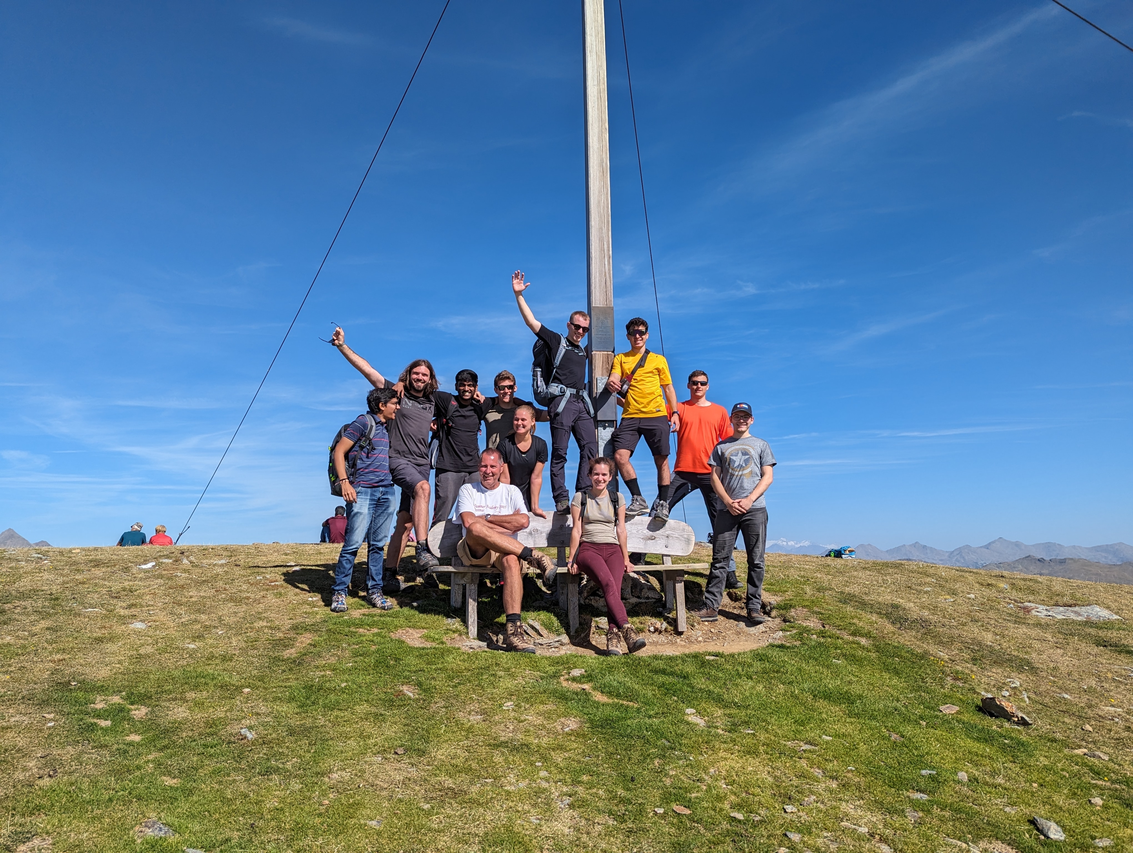Gruppenbild auf Bergsgipfel.