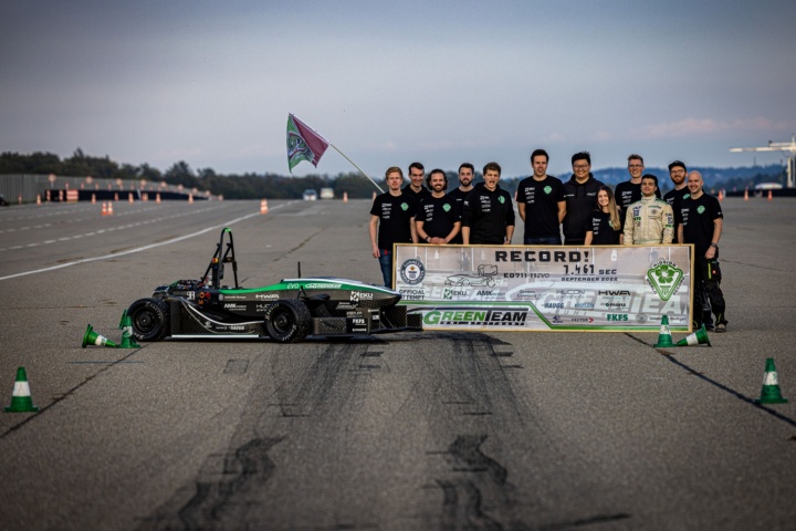 Rennwagen, Team und Greenteam-Banner mit Sponsorendrucken und handgeschriebener Rekordzeit.