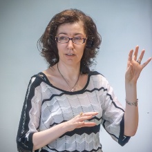 Julia Rubin gestures in front of a white board during her lecture at the Vaihingen campus.