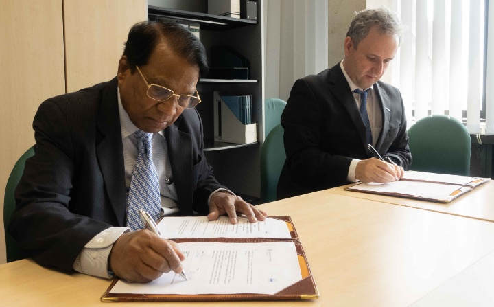 Dr. G. Viswanathan und Prof. Ilia Polian unterzeichnen das MoU.