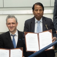 Prof. Ilia Polian und Dr. G. Viswanathan halten das unterzeichnete MoU.