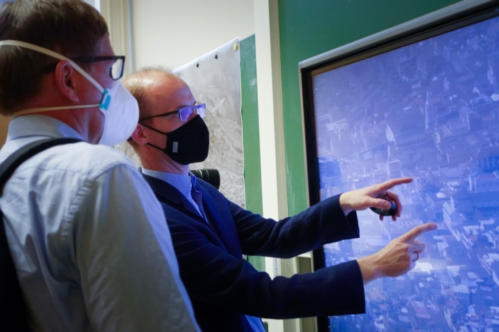 Prof. Dirk Pflüger präsentiert Gigapixelbild am Touchscreen des virtuellen Whiteboards.